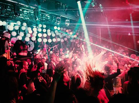 Miért lehet egészségesebb egy rave, mint egy edzés? Egy 80 éves raver története adja meg a választ