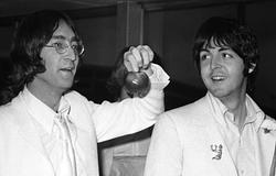 Paul McCartney felidézi, hogyan békült ki John Lennonnal: „Akkor nagyon fájt, mintha apró tőröket döfködnének belém”