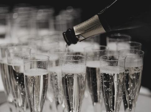 Egy korty, amely mindent megváltoztatott: droggal töltött pezsgő tragédiája Weidenben