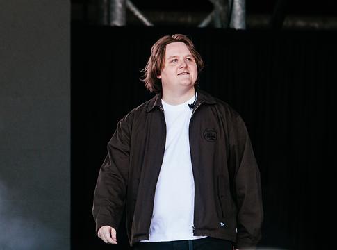 Lewis Capaldi vállalta a rekordboltokban felbUKkant „mystery vinyl” akciót
