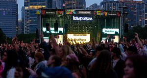 Lollapalooza 2026: egy vizelettel teli zacskó miatt robbant ki vita a fesztiválhigiénéről