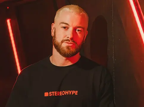 James Hype-nak már négy deck sem elég