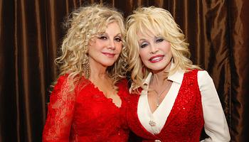 Ezért titkolta Dolly Parton a rákdiagnózisát