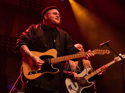 Eltűnő klubok, eltűnő álmok: brit fiatalok tömege fordul el az élő zenéléstől