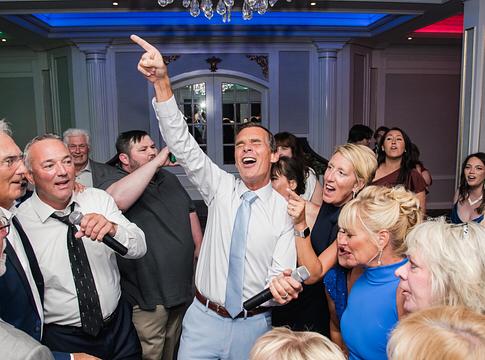 Mitől lesz egy dal igazán nagy? Mike Walter 40 klasszikuson keresztül keresi a választ