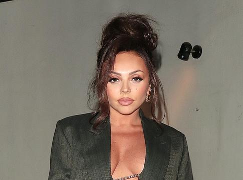 Jesy Nelson segítséget kér: ellopták az autóját, benne ikerlányai kórházi eszközeivel