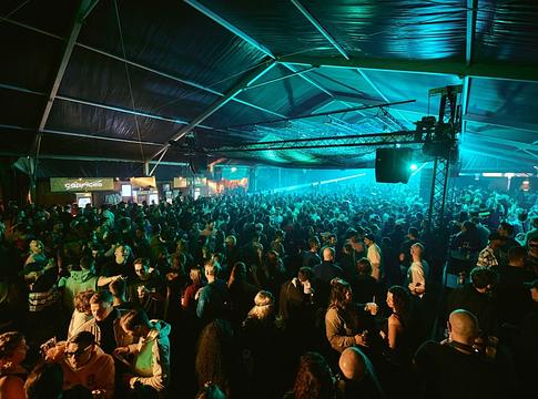 A Caprices Festival 2026-ban új helyszínen, új energiával tér vissza