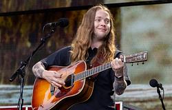 Billy Strings sisakban lépett fel, miután a színpadon fejbe dobták