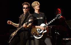 Earl Slick újra összehozza Bowie Glastonbury 2000-es zenekarát jótékony célra