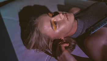 Doomscrolling helyett intimitás? Gen Z egyre gyakrabban a képernyőt választja