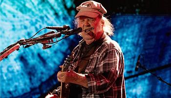 Neil Young meglepetésfellépésen játszotta az After The Gold Rush-t és a Heart Of Goldot