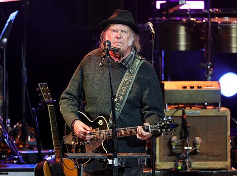 A Chrome Hearts ejtette a pert Neil Young és zenekara ellen