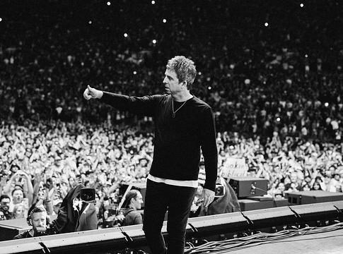 Noel Gallagher akusztikus gitárja a '(What’s The Story) Morning Glory?' felvételeiről aukción