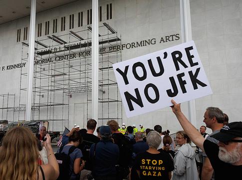 Levették Donald Trump nevét a Kennedy Center homlokzatáról