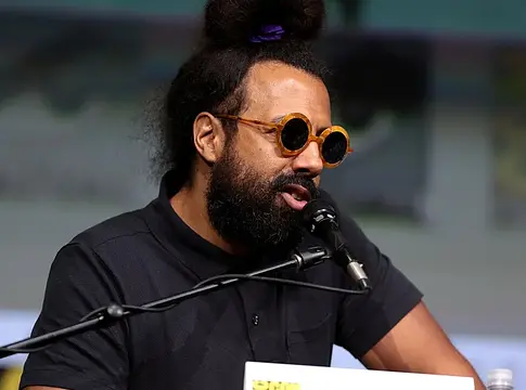 Reggie Watts fellépései sorra tűnnek el a súlyos vádak után