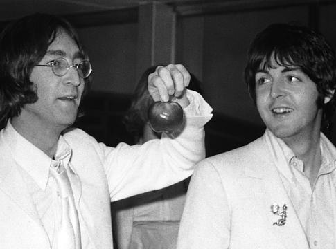 Paul McCartney felidézi, hogyan békült ki John Lennonnal: „Akkor nagyon fájt, mintha apró tőröket döfködnének belém”