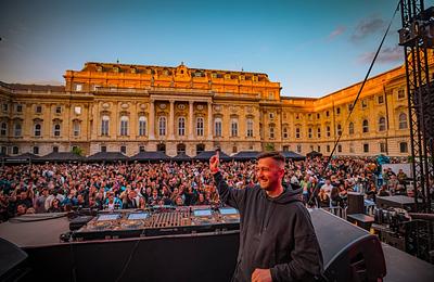 „A warm-up nem arról szól, hogy te mit tudsz” – Denes Toth Kölsch és Mind Against előtt játszik a Budai Várban