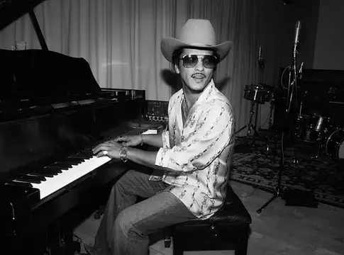 Bruno Mars rekordot döntött: stadionturnéval indul a The Romantic Tour