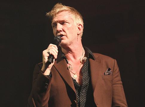 A Queens Of The Stone Age panaszvonalat indított: bárki felhívhatja a zenekart