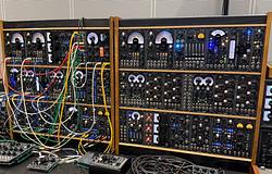 SynTesla MegaHertz: Hans Zimmer 5U-s szörnyének stúdióbarát leszármazottja – első benyomások