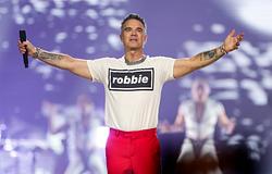 Robbie Williams utcazenésszel énekelte el az Angels című slágerét