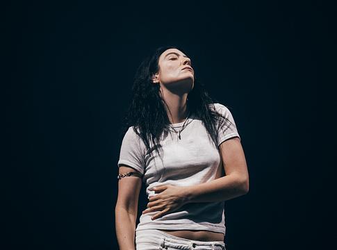 Lorde 49 demóval ünnepli a Virgin első évfordulóját