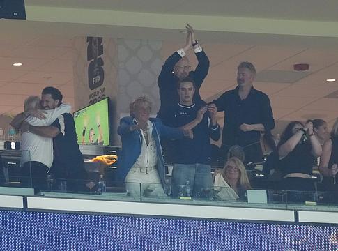 Rod Stewart krItikákat kapott: világbajnoki meccsen ünnepelt, miután órákkal korábban lemondta a koncertet
