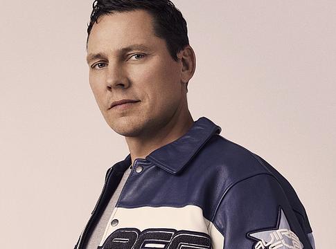 Tiësto hard technóra kapcsolt KUKO „Voicemail” remixében