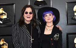 Kelly Osbourne megható sorokkal emlékezett Ozzyra halálának első évfordulóján
