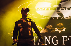 Wu-Tang Clan lép fel a döntő 4. meCCsének félidejében a Gardenben
