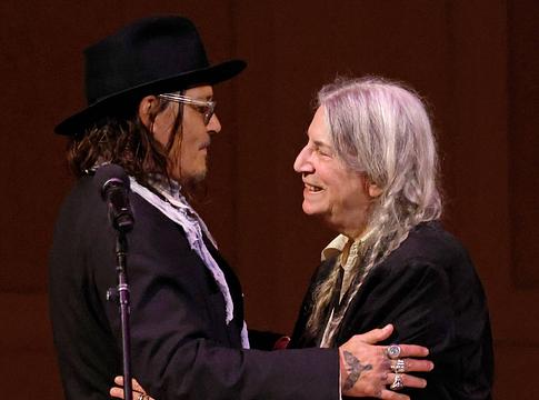 Patti Smith és Johnny Depp együtt ünnepelték a Horses 50. évfordulóját a londoni Palladiumban