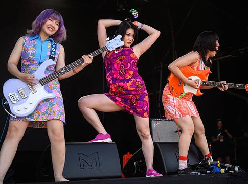 Az Otoboke Beaver bocsánatot kért, miután gitárjuk megsebesített egy rajongót