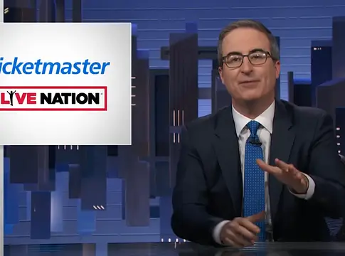 John Oliver a Ticketmasternél árul jegyet, pedig korábban keményen támadta