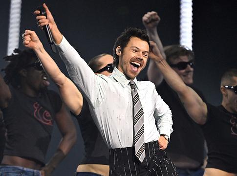 Harry Styles arany Blue Peter-jelvényt kapott