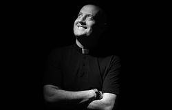 Padre Guilherme új EP-je hidat épít a szakrális zene és a modern elektronikus hangzás között