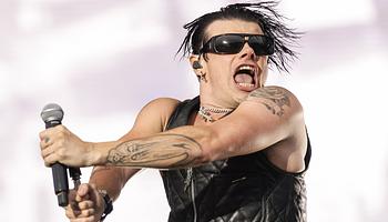 Yungblud a színpadon jelentette be egy rajongói pár babájának nemét