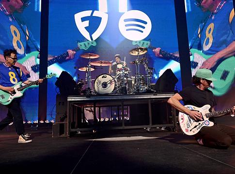 Blink-182 különleges meglepetésekkel lépett fel a Riot Fest 2025-ön