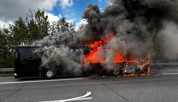 Teljesen kiégett a Techno-Bus az A19-es autópályán