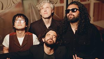 Négy év után visszatért a Gang of Youths – és most mindent könnyebbre vesznek