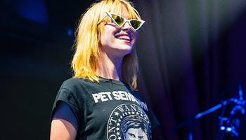 Hayley Williams dalokkal üzent az Ed Sheeran-turné botránya közepette
