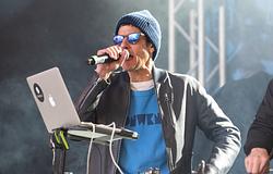 Mike D beugrott fiai koncertjére, Beastie Boys-klasszikusok is szóltak Ojaiban