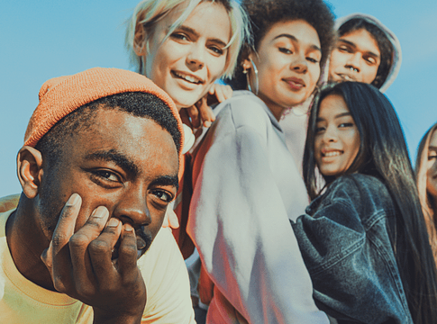 Miért erősíti a párkapcsolatot a közös baráti kör