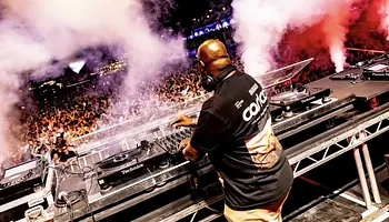 Elérhető Carl Cox teljes, csak bakelites szettje a Brighton Beach 2025-ről