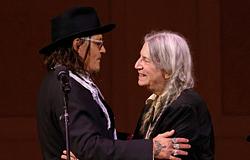Patti Smith és Johnny Depp együtt ünnepelték a Horses 50. évfordulóját a londoni Palladiumban