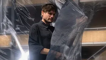 Fred again.. látványtervezője óriási „mesterséges égboltot” épít az ADE-re
