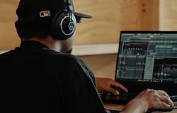 Otthon mint stúdió, iskola és kiadó: így építenek bevételt a producerek 2026-ban