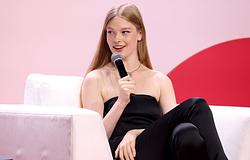 Vivian Wilson debütál a Savage x Fenty kampányban Rihanna oldalán