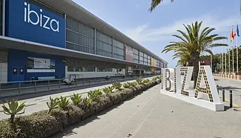 Így jutsz el az ibizai repülőtérről a szigetre – egyszerűbben, mint hinnéd