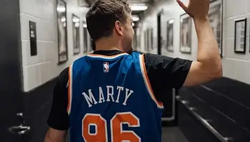 Közel 10 ezer fontért kelt el Martin Garrix dedikált Knicks-meze