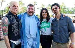 Teddy Swims nagyot húzott a Coachellán: Joe Jonasszal, Vanessa Carlttnnal és David Lee Roth-tal állt színpadra